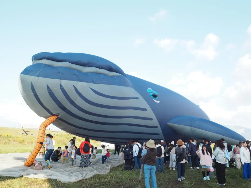 会場に広がる大きなクジラの形のバルーン